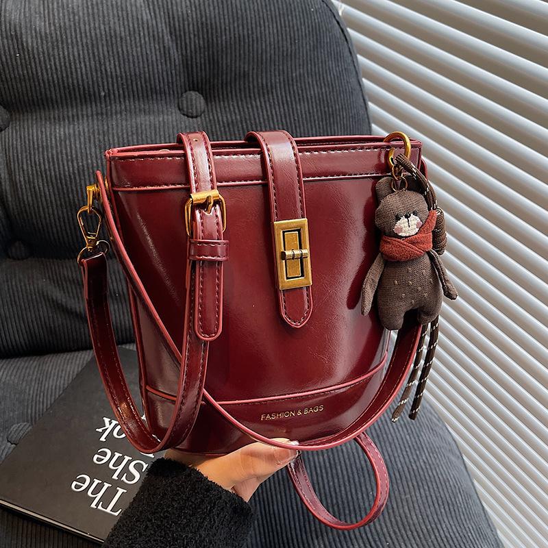 Fashion oil wax leather high texture hand carry bucket bag women's light luxury commuter messenger bag