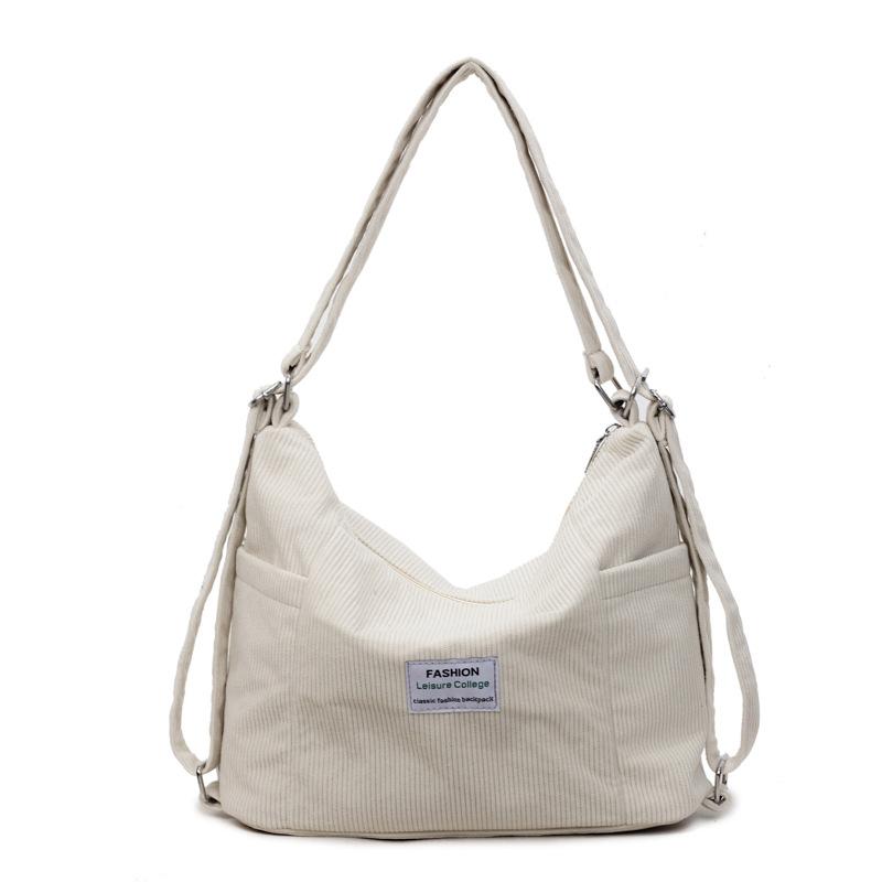 

Эта сумка кроссбоди — вместительная, непринужденная и повседневная сумка-тоут на одно плечо. бежевый