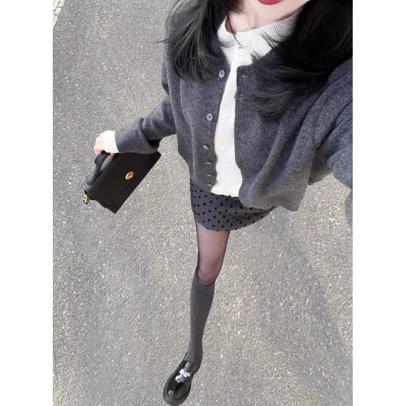 

Женский стильный вязаный кардиган с двойным слоем, имитирующий двойку, новинка ранней весны и осени 2024 года, приталенный свитер, верхняя одежда, лоскутный топ Gray spell White M [Recommendation 90/52.50kg]]