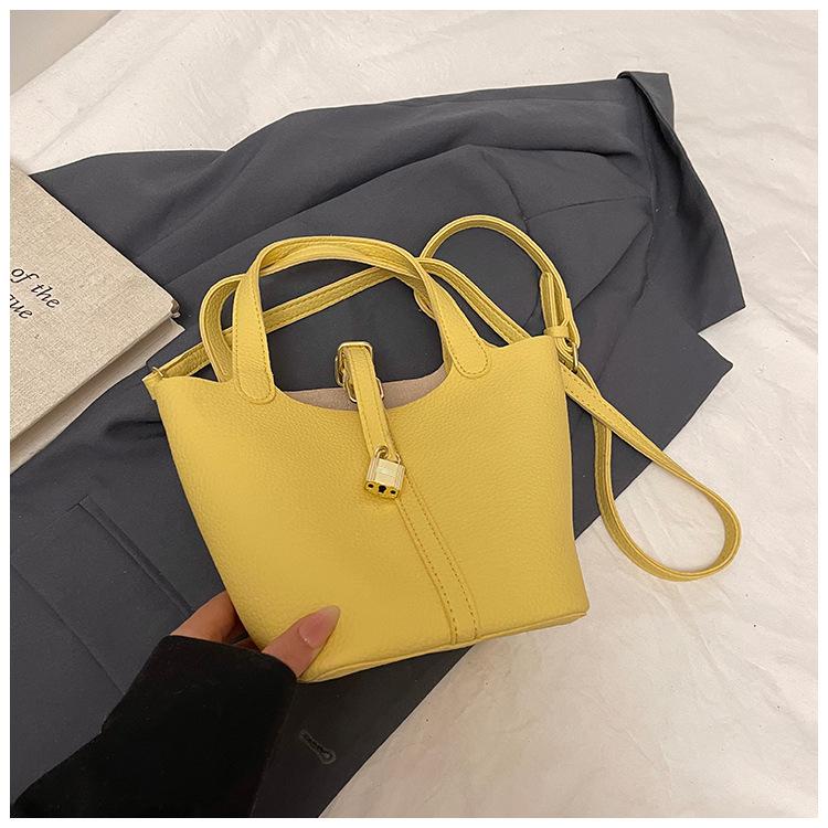 Today's Popular Bags Are Women's New Fashion and High-end Single Shoulder Messenger Bags, Portable Bucket Bags.