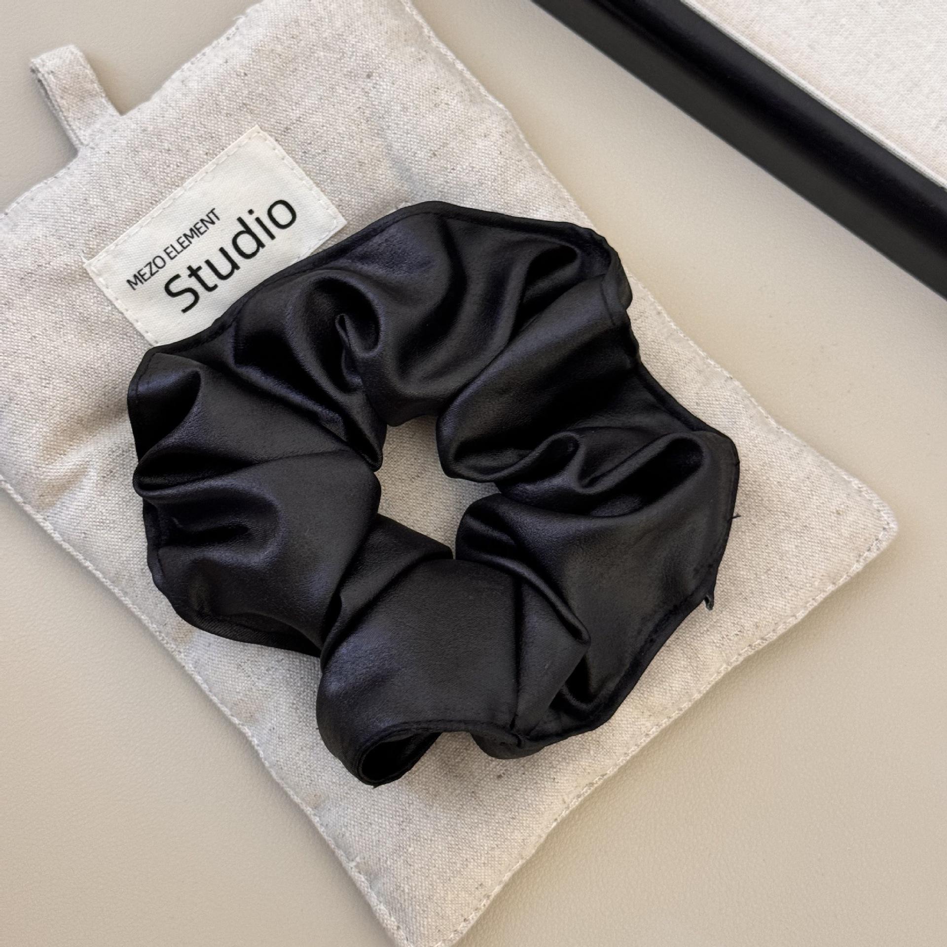 

Elegant Satin Large Intestine Hair Band, Solid Color, Laid-back Hair Tie, High-end Style, Simple and Versatile Hair Accessory чёрный