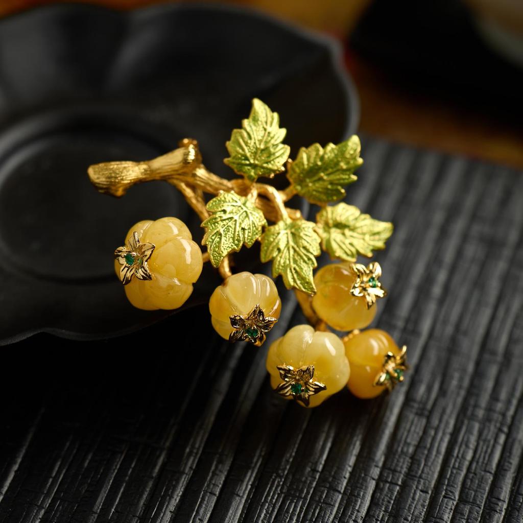 Amber Beeswax Brooch: Elegant Retro Design Cheongsam Accessory and Gift Corsage