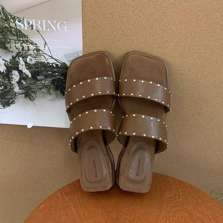 Französische Retro-Nieten mit kleinen Schrägabsatz-Slippern Damen Sommerbekleidung Urlaub am Meer Lässige Strandsandalen