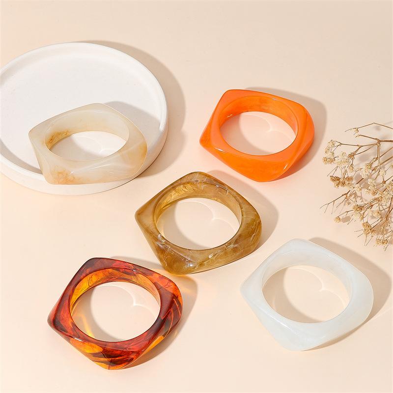 Luxury-lite Plastic Bracelet with Curved Metallic Texture, A Unique Design for Fashionable Jewelry.