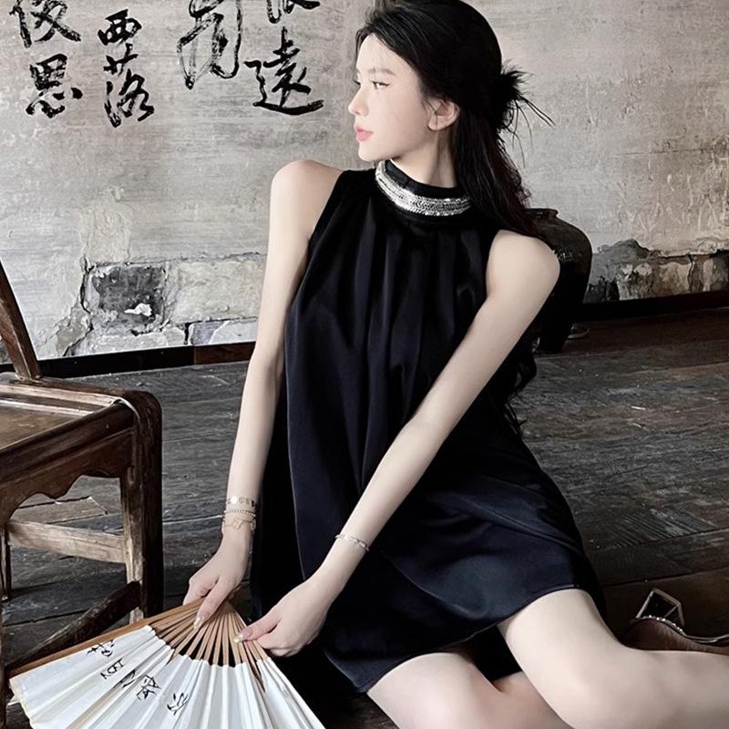 

Женское летнее платье-трапеция с открытыми плечами и вырезом-халтер One size