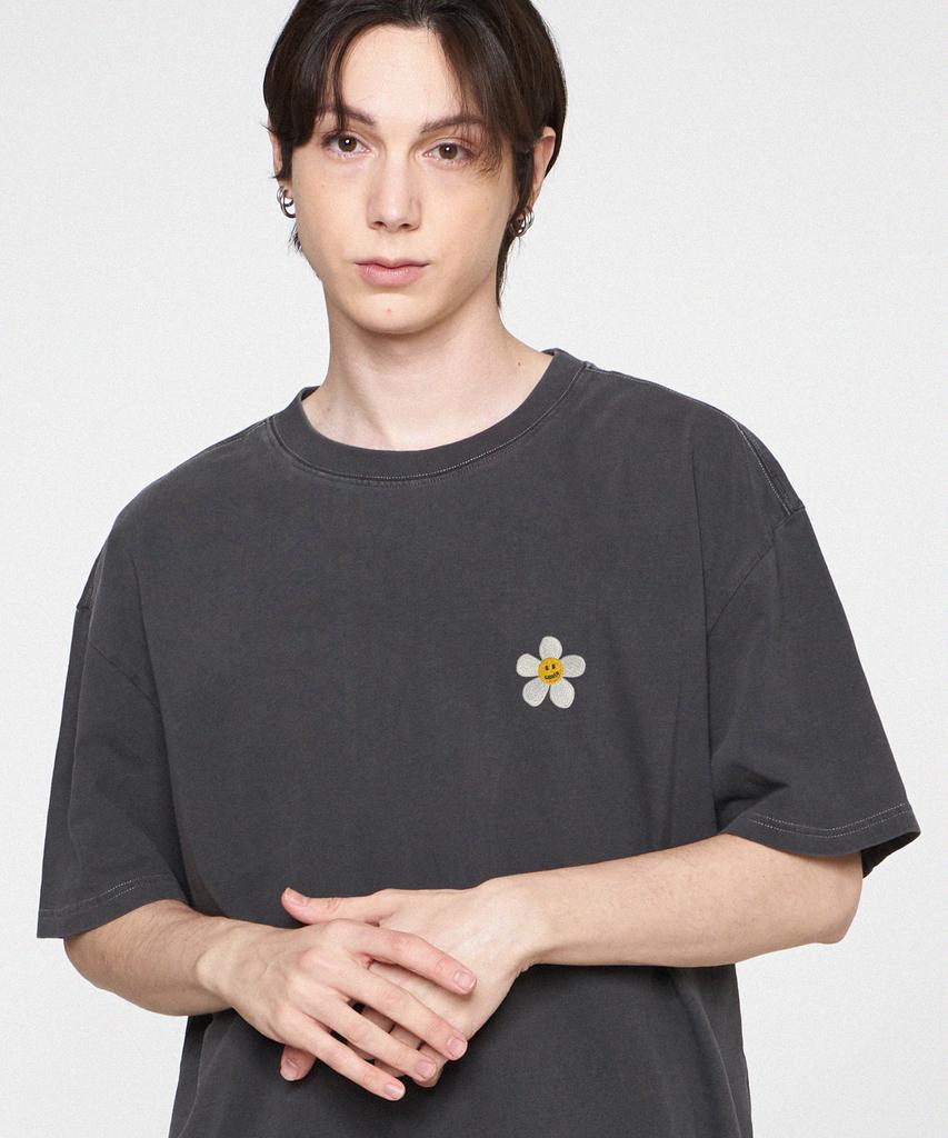 GRAVER [Unisex] Flower Smile Logo Embroidered Pigment Short Sleeve T-Shirt_Black Charcoal