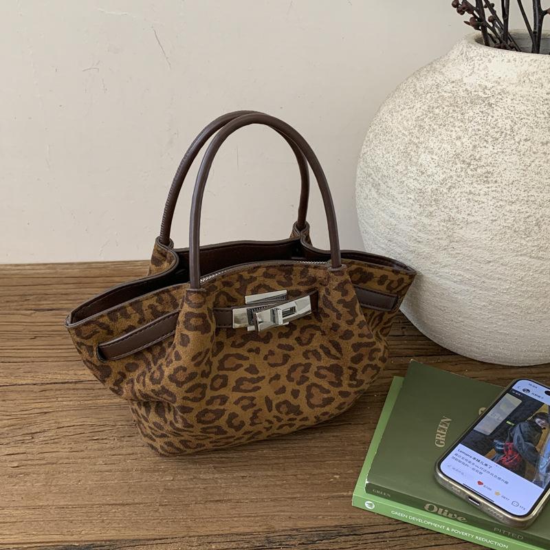 

Женская сумка премиум-класса 2025 новая осенне-зимняя нишевая дизайнерская сумка-мессенджер в стиле ретро, модная портативная плиссированная маленькая сумка цветной печати леопарда