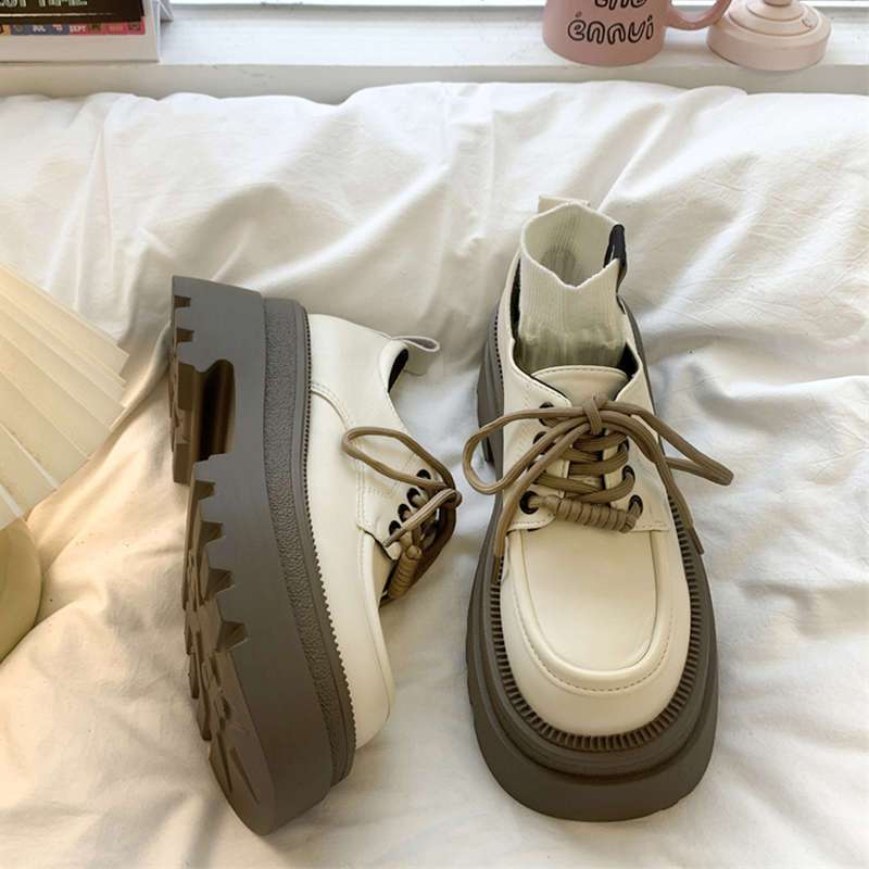 

Маленькие кожаные туфли в британском стиле женские весна 2025 новая популярная универсальная платформа лоферы матовые белые туфли 35