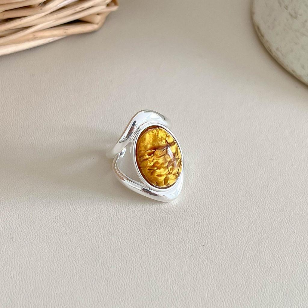 Light Luxury French Retro Resin Open Ring for Women - Elegant Index Finger Accessory with High-End Design.