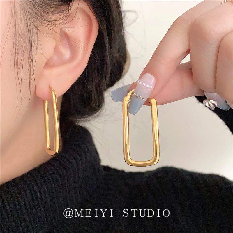 2025 Trendy Metal Hoop Earrings: Stylish, Chic Street Snap for Women
