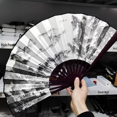 Ventaglio pieghevole tradizionale cinese in seta e bambù con paesaggio a inchiostro