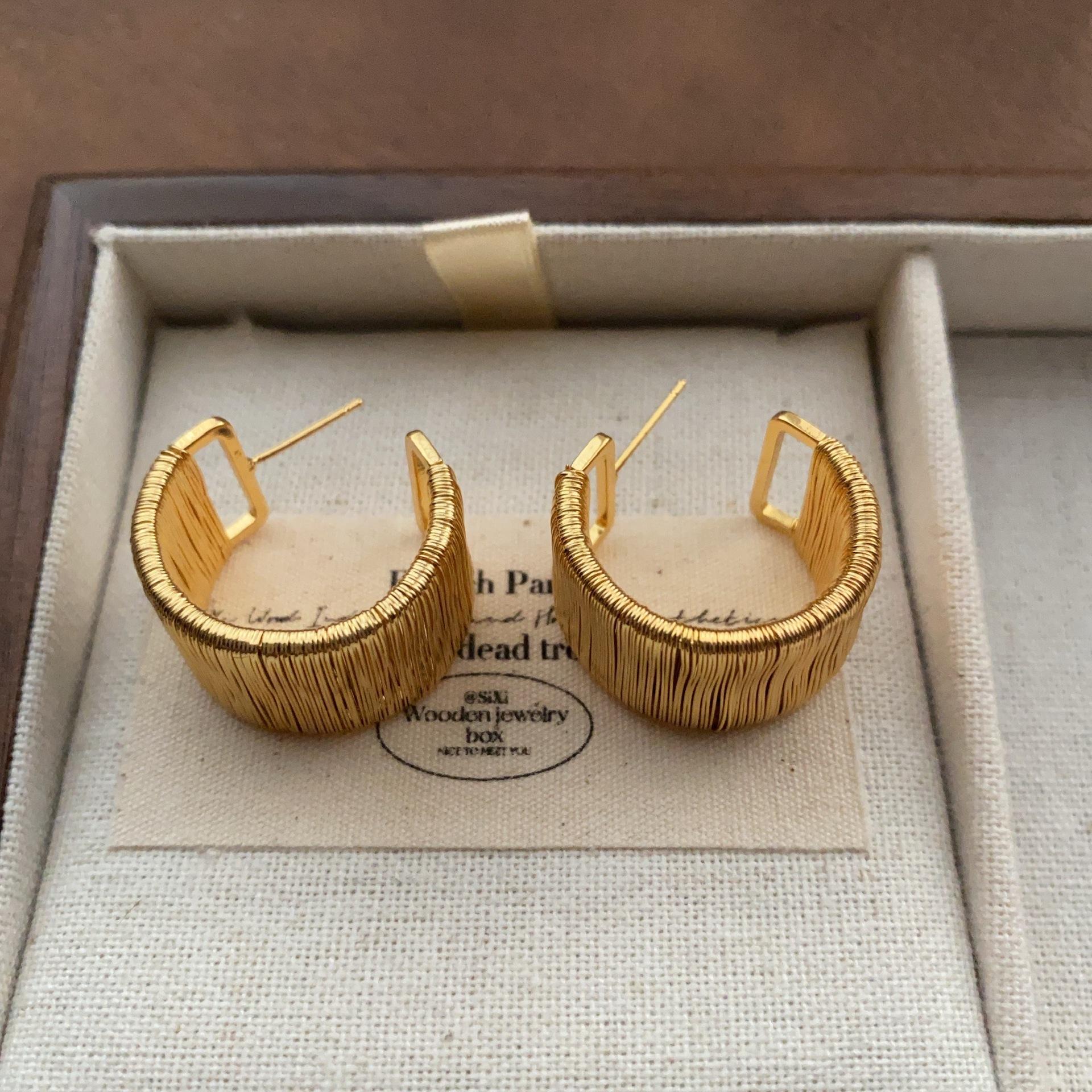 

French minimalist metal C-shaped earrings earrings light luxury retro fashion high sense personality daily commuter earrings women