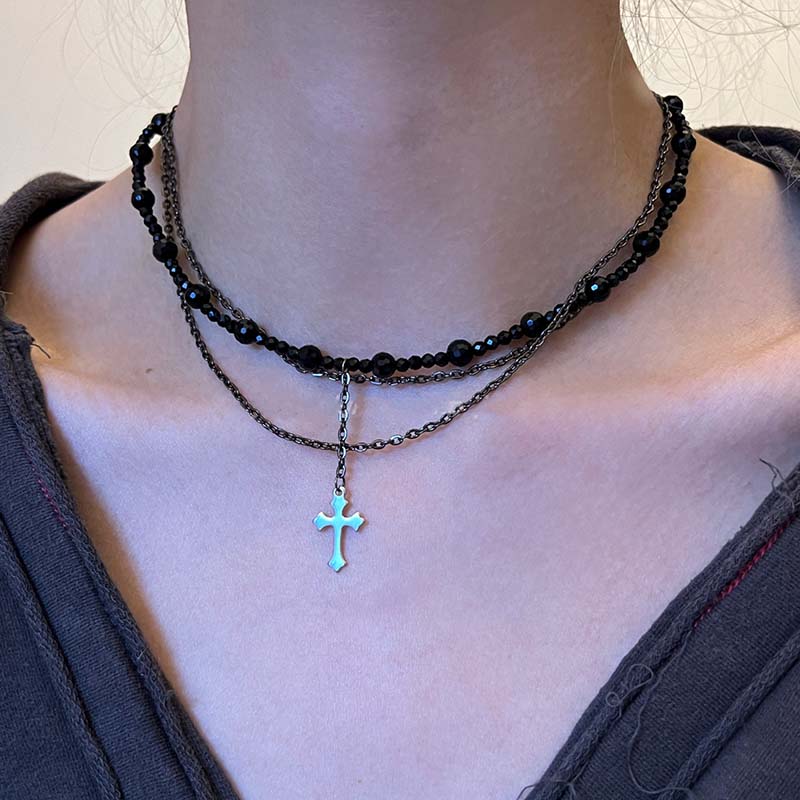 Collier Pendentif Croix Cristal Noir Style Gothique Punk Y2K pour Femmes Collier Multicouche Perles Vintage Charme EMO Bijou Cadeau