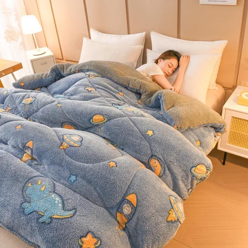 Superior Warm Fabric Double-sided Velvet Blanket Thick Warm Delicate and Soft Quilt Plush Single Students Dormitory Comforter