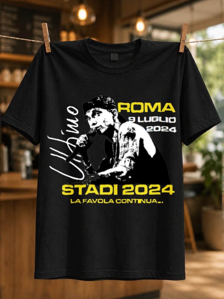 Ultimo Rom 2024 Tätowierter Sänger Mit Mikrofon Gelbes Stadion Text Unterschrift Und Konzertdatum Unisex Alle T-Shirts