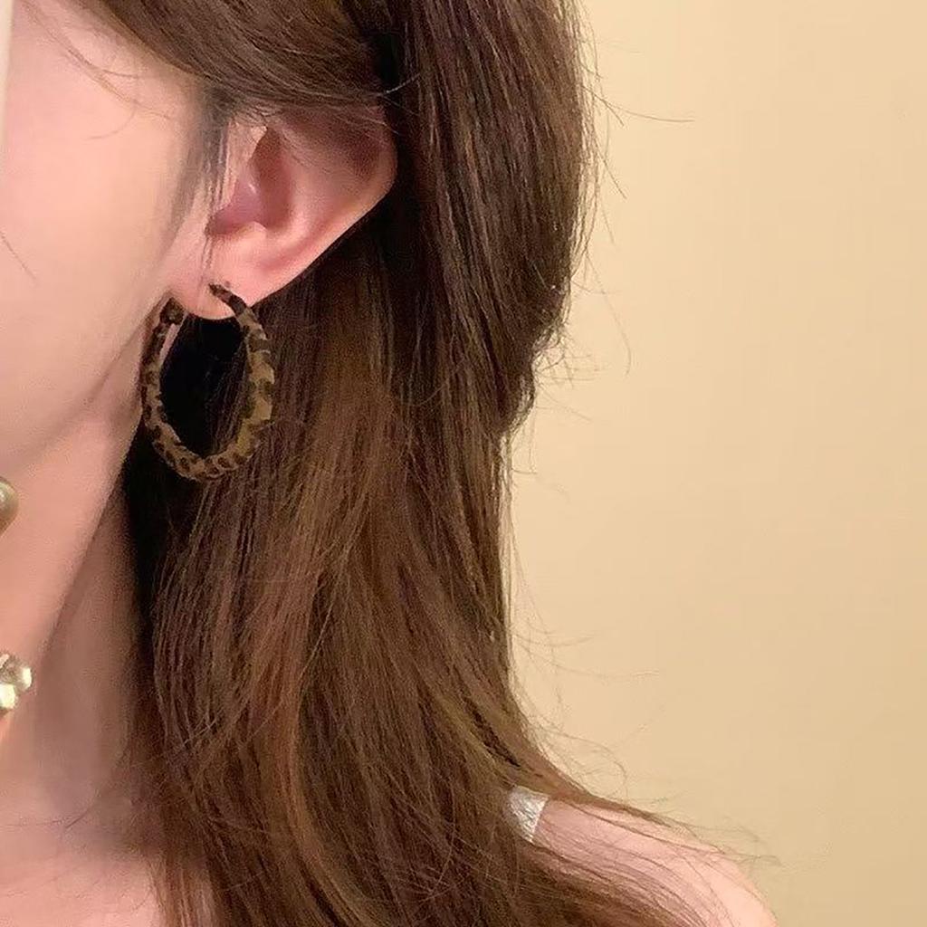 Hong Kong Style Retro Leopard Print Circle Large Earrings Women's Silver Needle Flocking Explosion Earrings Exaggerated Old Money Wind Autumn