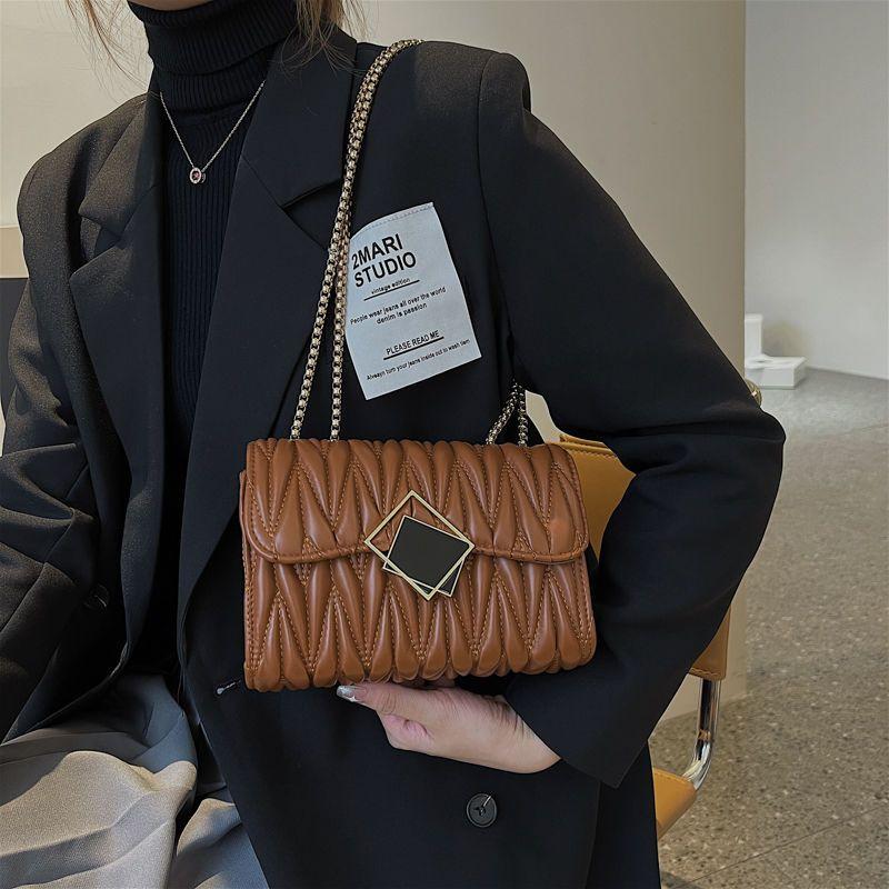 

Популярная модная повседневная женская сумка на цепочке с текстурой и сумкой через плечо на одно плечо. Нишевый дизайн. Чувство студенческих квадратных сумок.