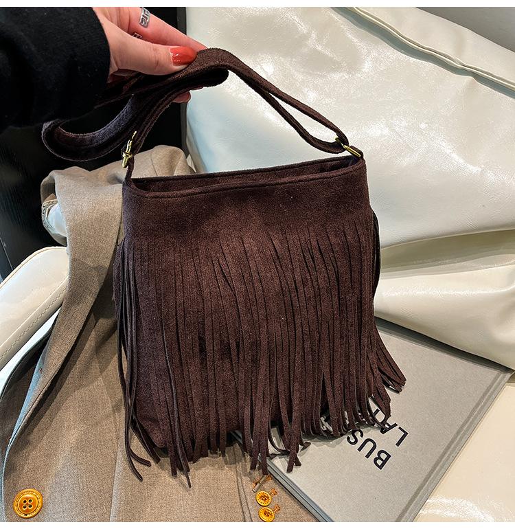 Niche suede bag women's new fashion versatile messenger bag popular fringed bucket bag