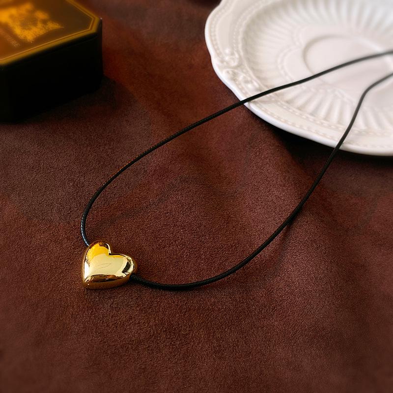 

Минималистичное позолоченное ожерелье-сердечко на черном шнурке