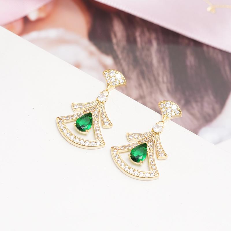 

2024 маленькая юбка инкрустированная цирконием полные бриллиантовые серьги легкие роскошные высококачественные темпераментные серьги модные персонализированные серьги женские 14k