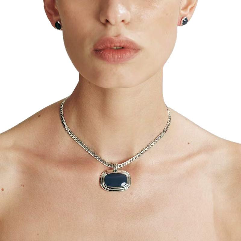 New Liquid Enamel Pendant Necklace - Women's Original Design, Exquisite Luxury Clavicle Chain for Autumn/Winter.