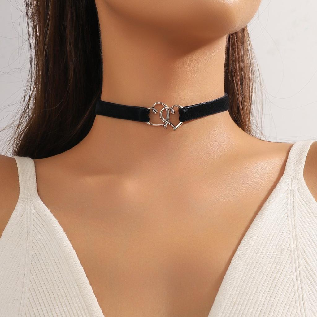 Simple Black Velvet Necklace with Heart-shaped Design, Versatile Neckband, Velvet Collar Chain, Women's Necklace