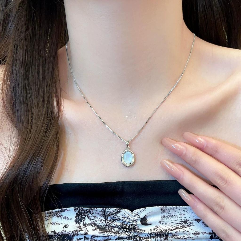 French Oval Mother-of-Pearl Pendant Necklace - Elegant, Unique, High-End Clavicle Chain