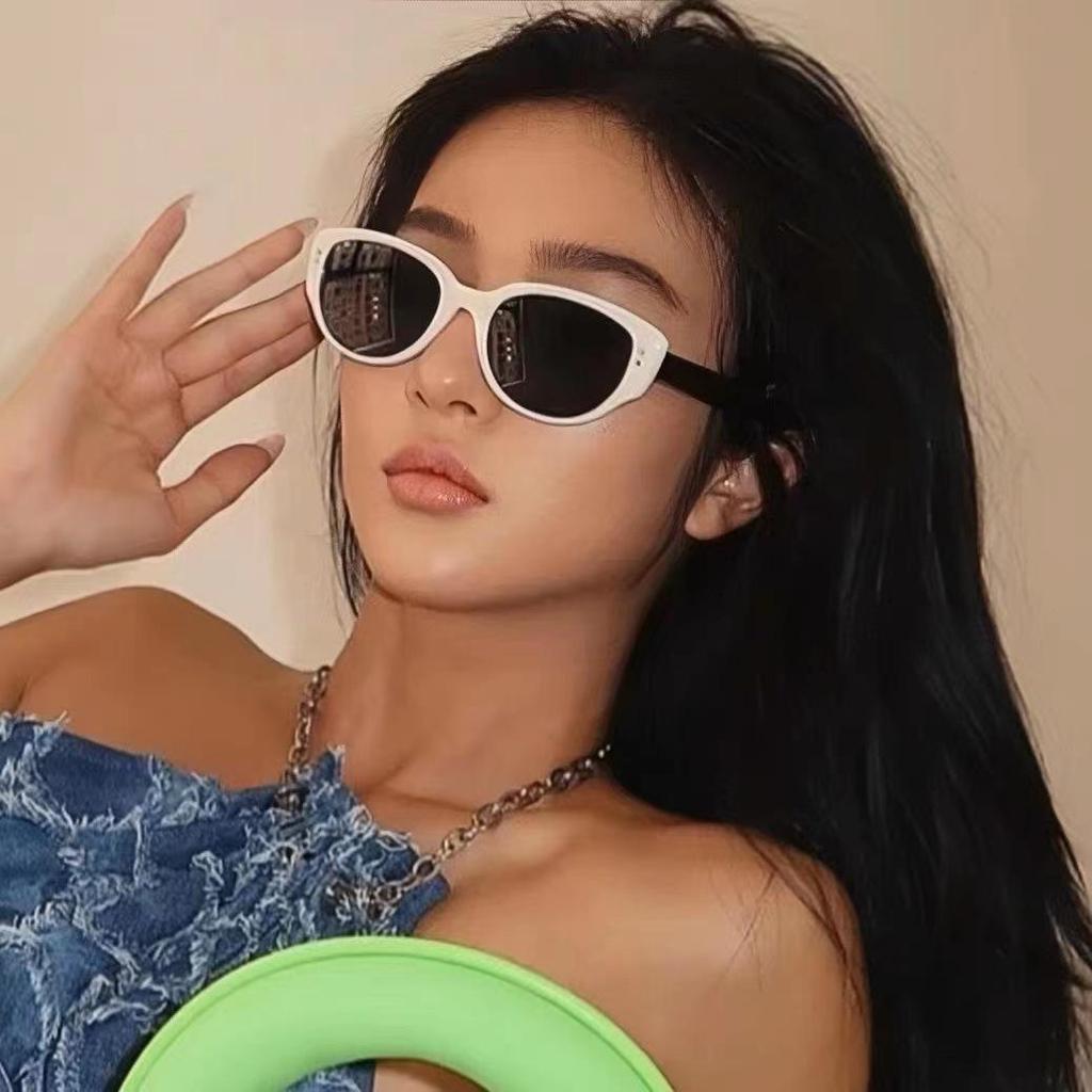 Retro Cat Eye Black and White Frame High-End Women's Sunglasses - European & American Sun Protection