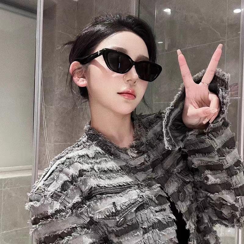Retro Triangular Cat Eye Small Face Sunglasses Women'S High-End Sense Black Small Frame Sunglasses Sun-Proof Shape Photo