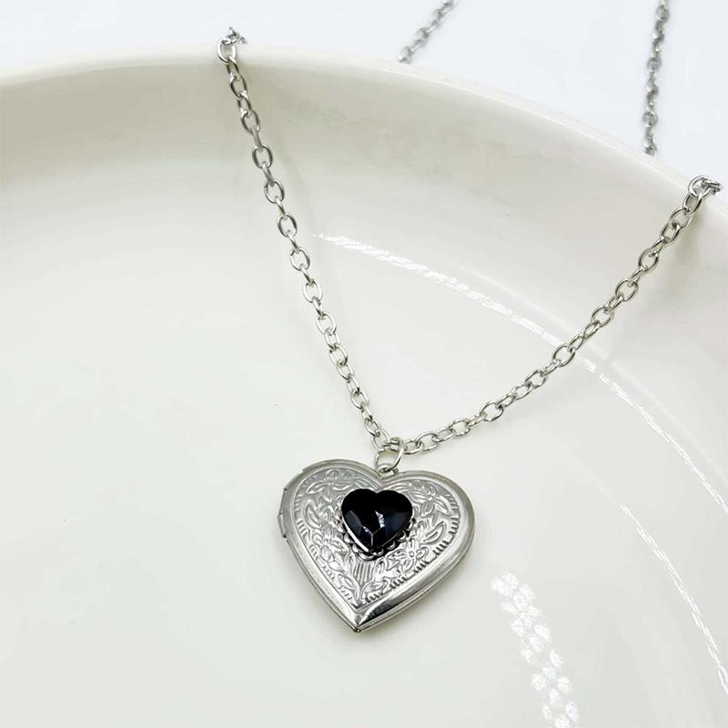 Baroque Vintage Heart-Shaped Photo Box Pendant Necklace Jewelry Photo Picture Locket