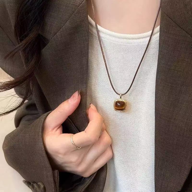 Autumn and Winter Tiger's Eye Stone Leather Rope Pull Necklace Female Merad Yadan Long Sweater Chain Simple and Fashionable Collarbone Chain