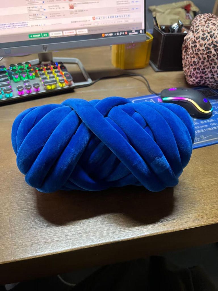 Introducing Our DIY Velvet Crystal Yarn Pillow Cat Bed: 3cm Thick, Soft, and Cozy!