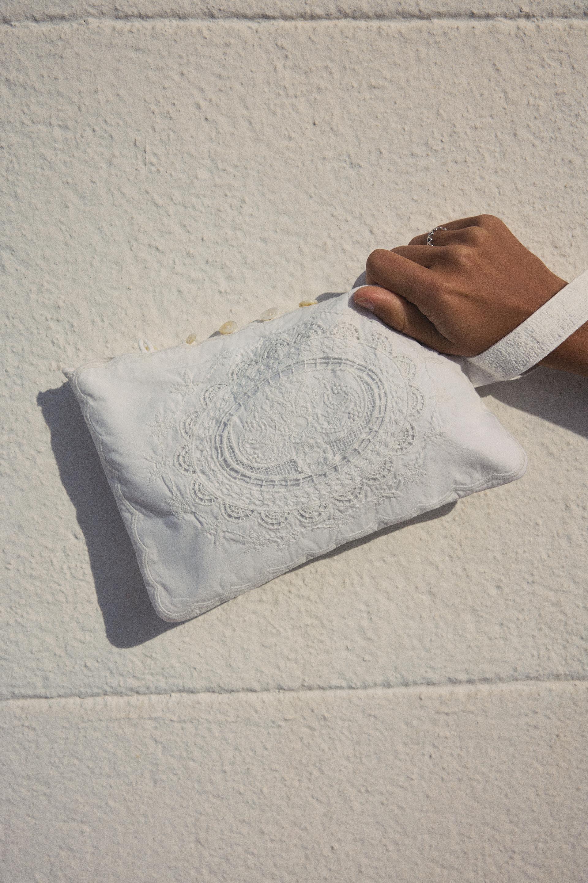 

СТЕГАНАЯ СУМКА ДЛЯ НЕДВИЖИМОСТИ С ВЫШИВКОЙ