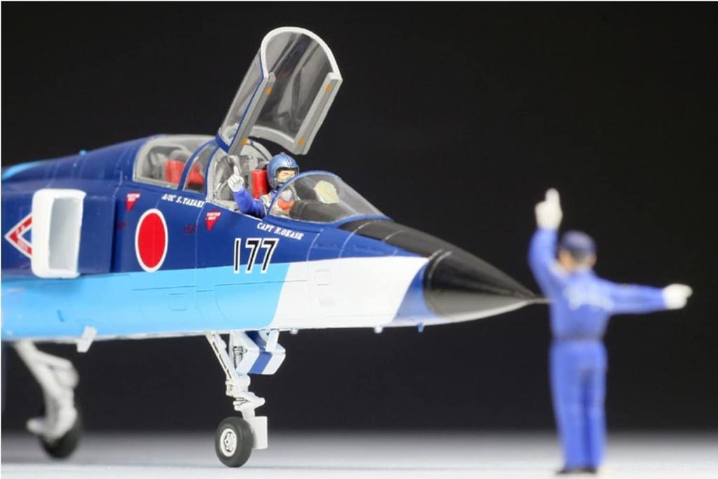 PLATZ JASDF Blue Impulse Special Limited Edition Plastic Model with Officer Figure 1/72 T-2 Pilot/Flying SP-103