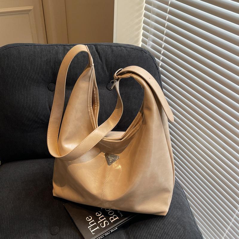 

Retro large-capacity bag women s new versatile simple shoulder messenger bag commuter tote bag хаки