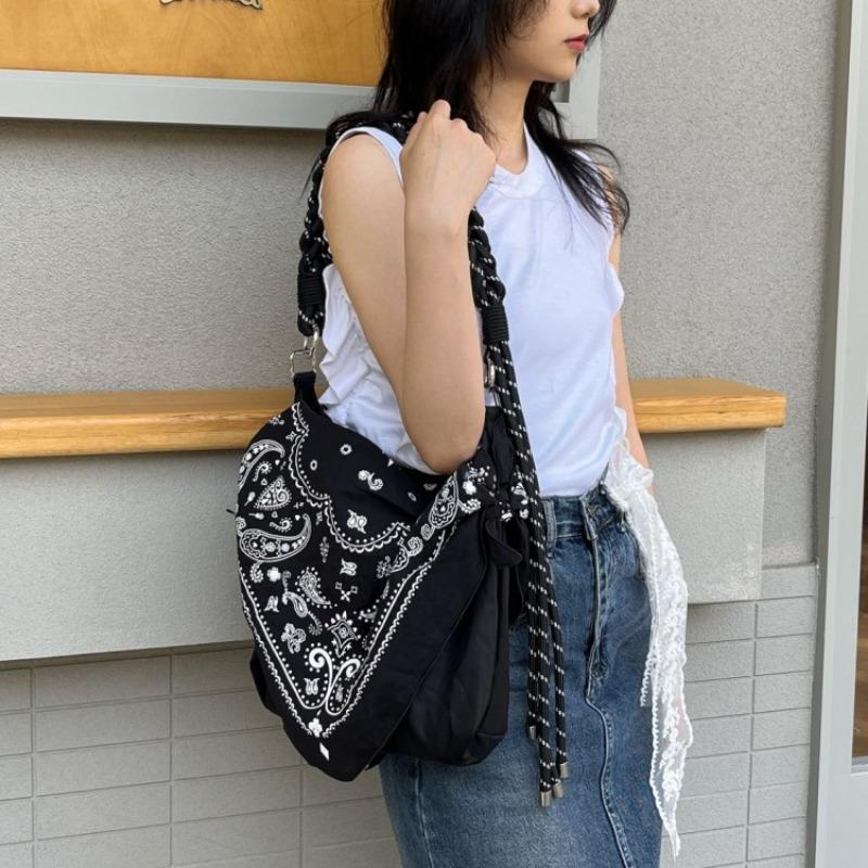 Ta torba crossbody to wszechstronna i modna damska torba podróżna o dużej pojemności i z motywem kwiatu nerkowca.