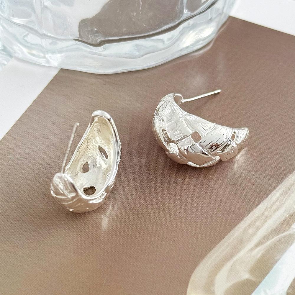 European & American Retro Brushed Woven Texture Minimalist Hollow C-Shaped Earrings for Women