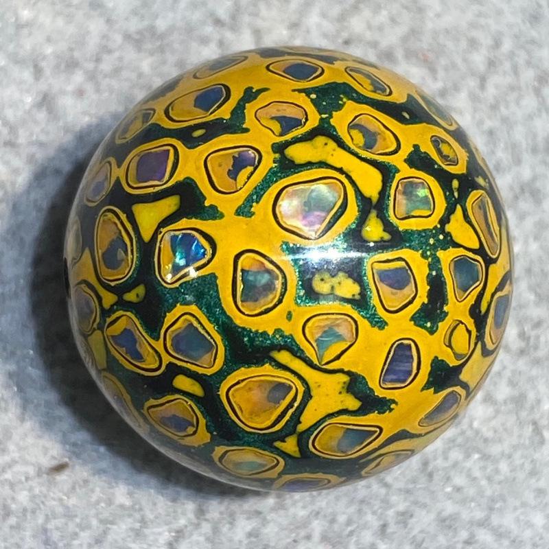 Женский браслет из крупных лакированных бусин и перламутра – Аксессуар, являющийся нематериальным культурным наследием