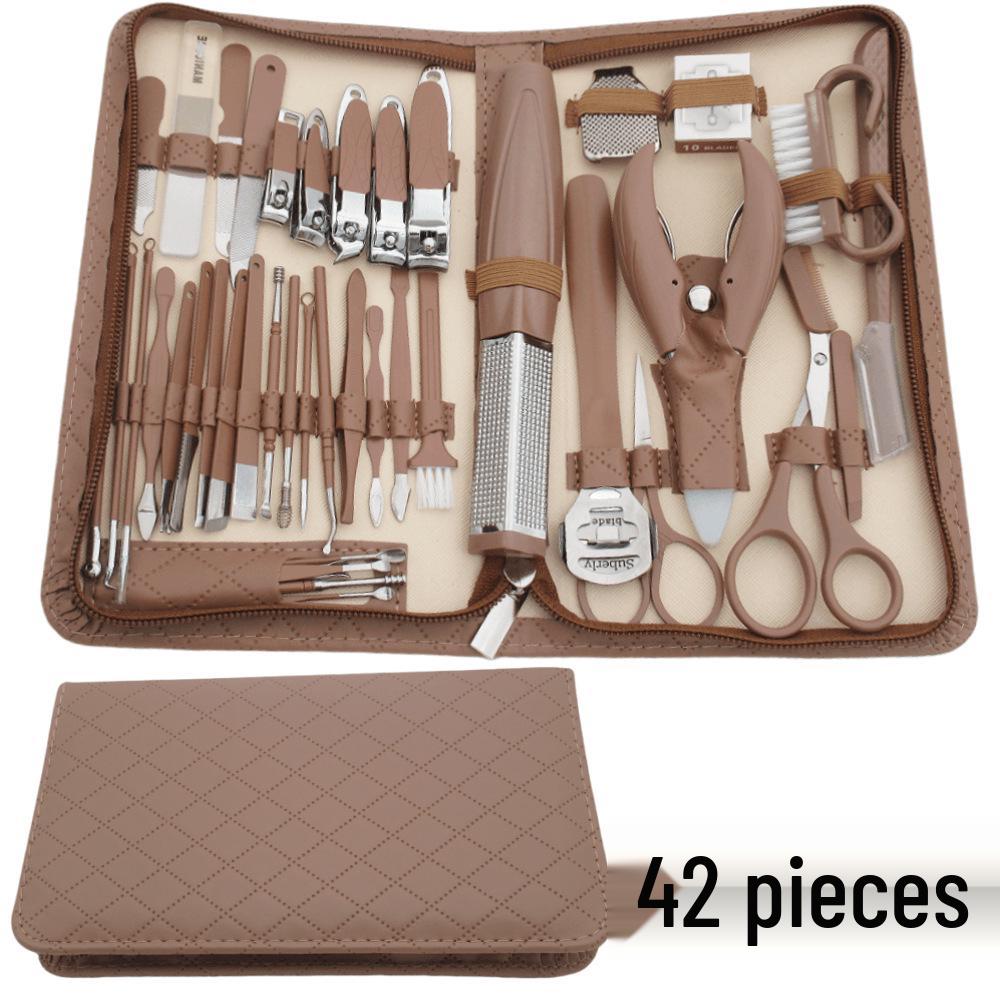 28-teiliges Edelstahl-Nagelpflege-Set: Enthält Nagelscheren, Nagelhautzangen, Pediküre-Werkzeuge, einen Augenbrauentrimmer und eine Pinzette in einem braunen Etui.