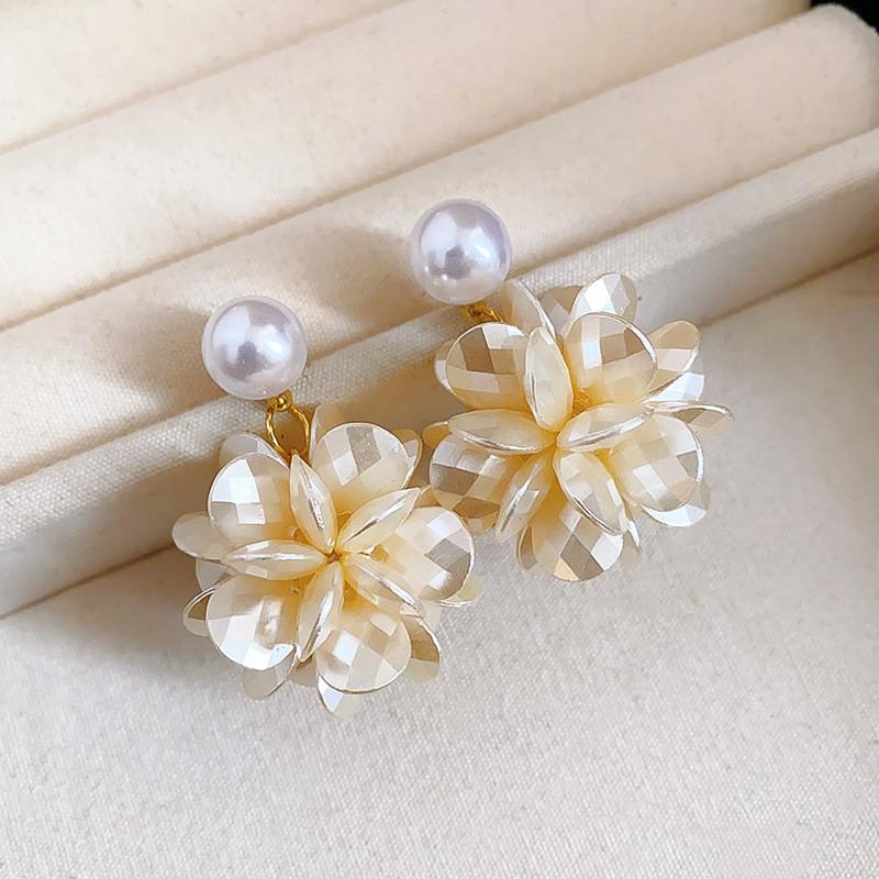 Vintage Flower Pearl Drop Earrings For Women With Pearl And Elegant Design