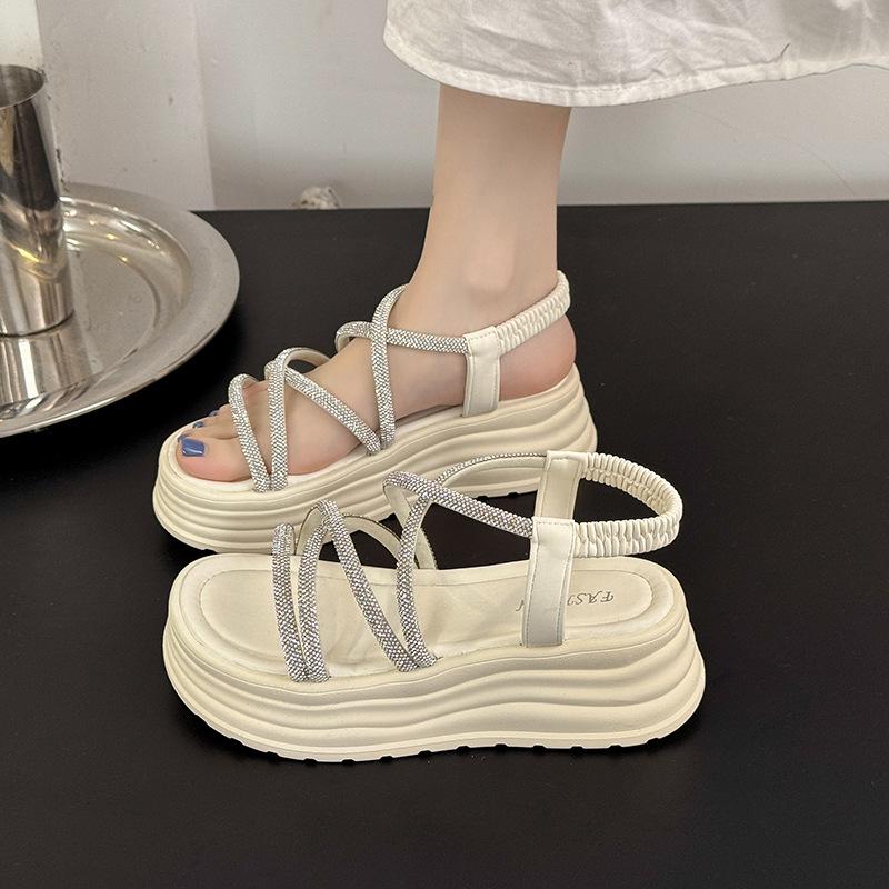 

Сандалии римские женские со стразами 2025 года, лето, новые студенческие, мягкая подошва с юбкой, толстая подошва, нескользящая, классные тапочки 35