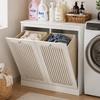 Wäscheschrank mit Lamellentür und Klappdeckel, zwei Stofffächer, freistehend, für Balkon und Badezimmer, Weiß.