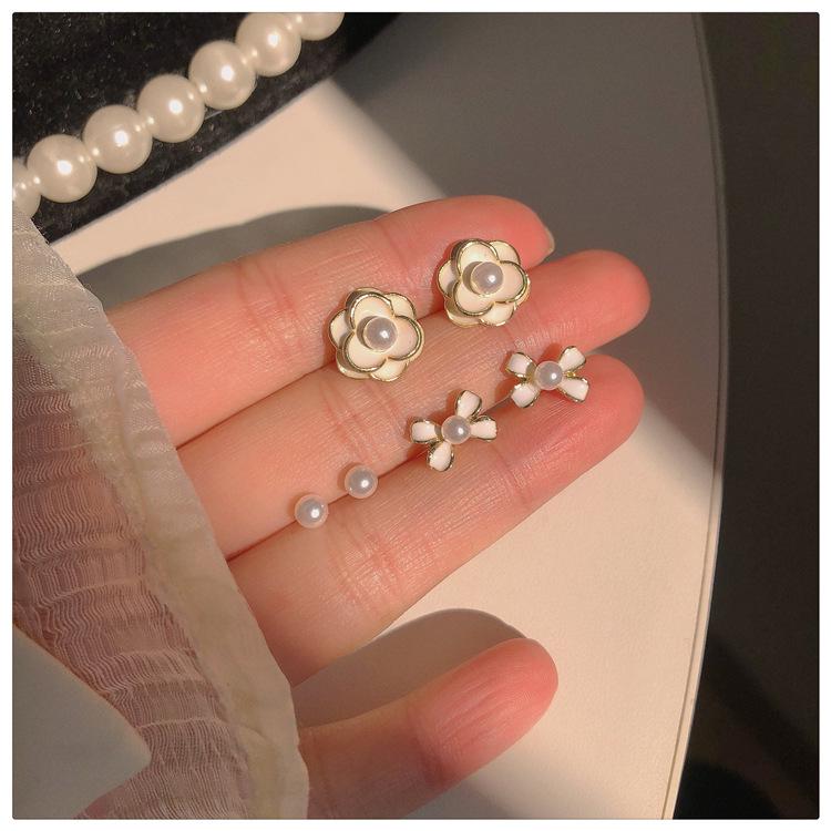

Camellia Ear Stud Set: White Bowknot Earrings - Sweet & Versatile for Early Spring 2024