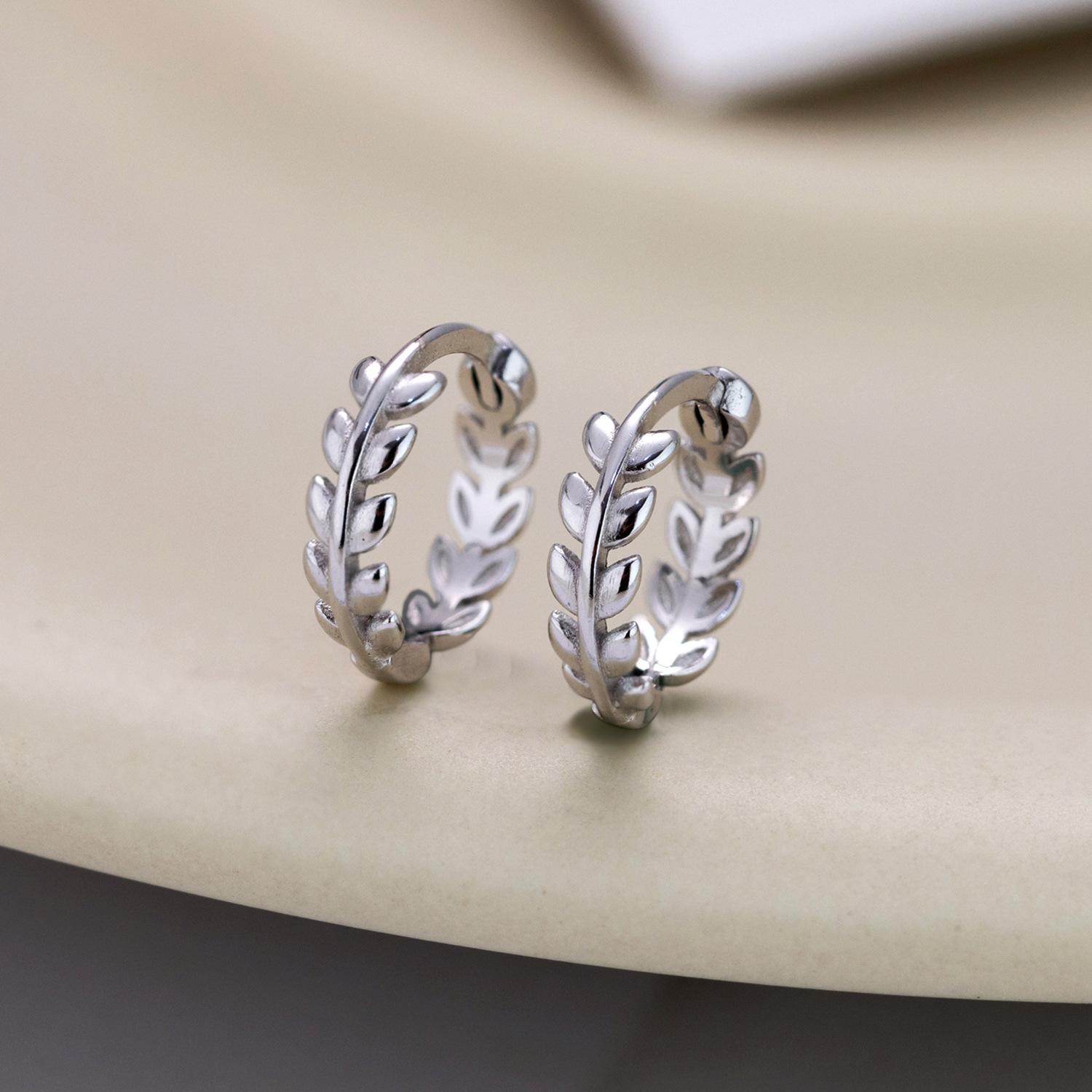 

925 Sterling Silver Golden Olive Leaf Hoop Earrings for Women, Dainty Minimalist Plant-inspired Huggie Earrings, Fine Jewelry серебряный