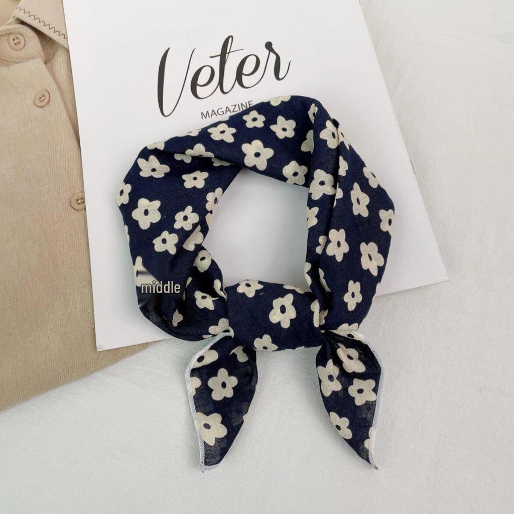 Retro Green Floral Small Silk Scarf - Korean Style Women's Versatile Autumn/Spring Accessory, Thin Square for Neck or Headband