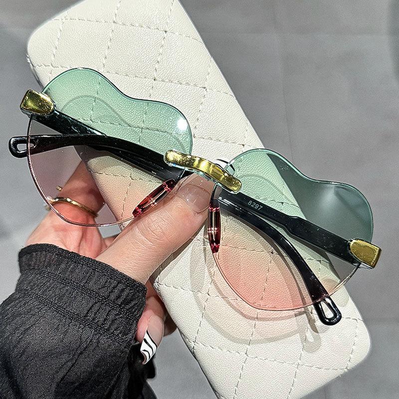 New Rimless Sunglasses Heart Fashion Pc Frame Women Men Code Round Sun Glasses for Female Male Gradient Traveling Oculos Glasses