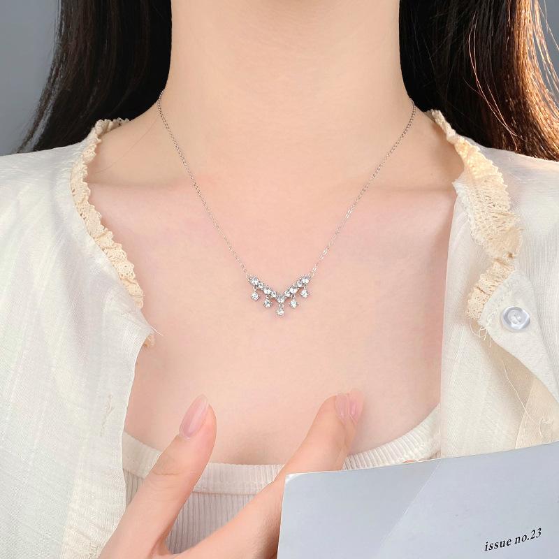 Light Luxury Sparkling Diamond V-shaped Tassel Necklace for Women with High Grade Elegance and Clavicle Chain Necklace Ornament