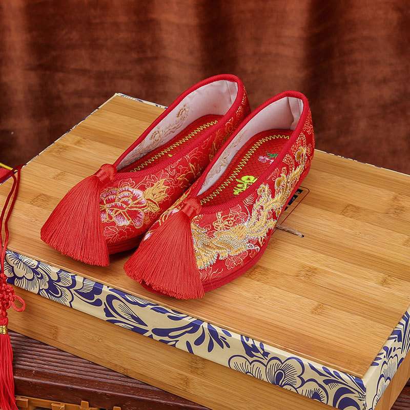 Chinese wedding shoes on the coupe shoes red dragon and phoenix bride Xiuhe shoes flat women's wedding shoes Xiuhe clothes embroidered shoes