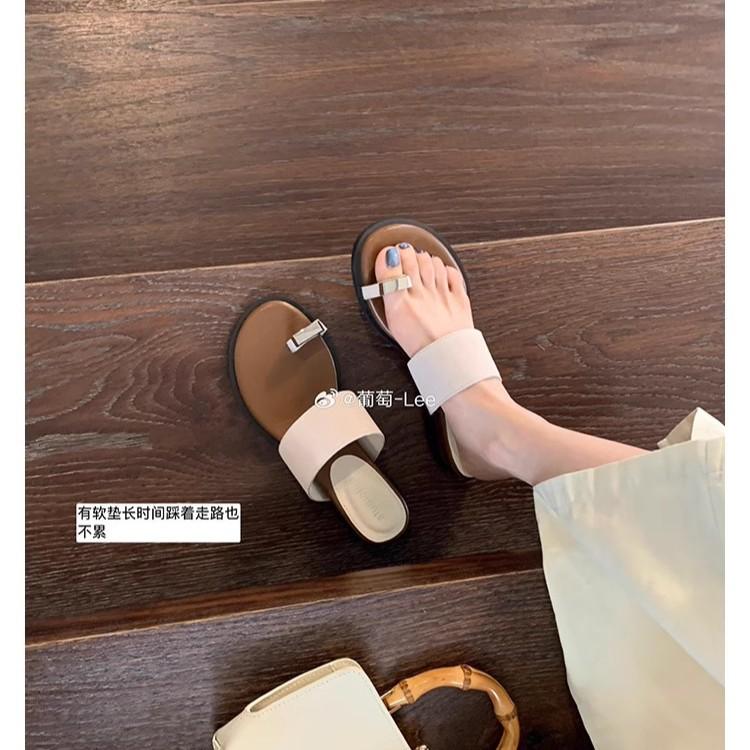 

Grape mother has the same style, with a height increase of 4cm~ one-word belt outer wear cover toe herringbone flat bottom toe cool slippers fo 40 белый