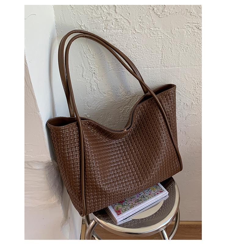 

Retro big bag women s 2025 new foreign style tote bag simple temperament large capacity shoulder bag woven armpit bag